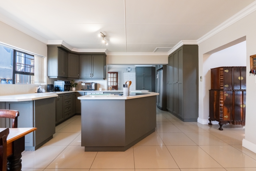 4 Bedroom Property for Sale in Linkside Western Cape